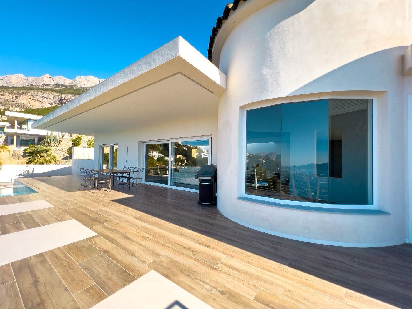 1121DA - Villa moderne spacieuse avec vue spectaculaire sur la mer
