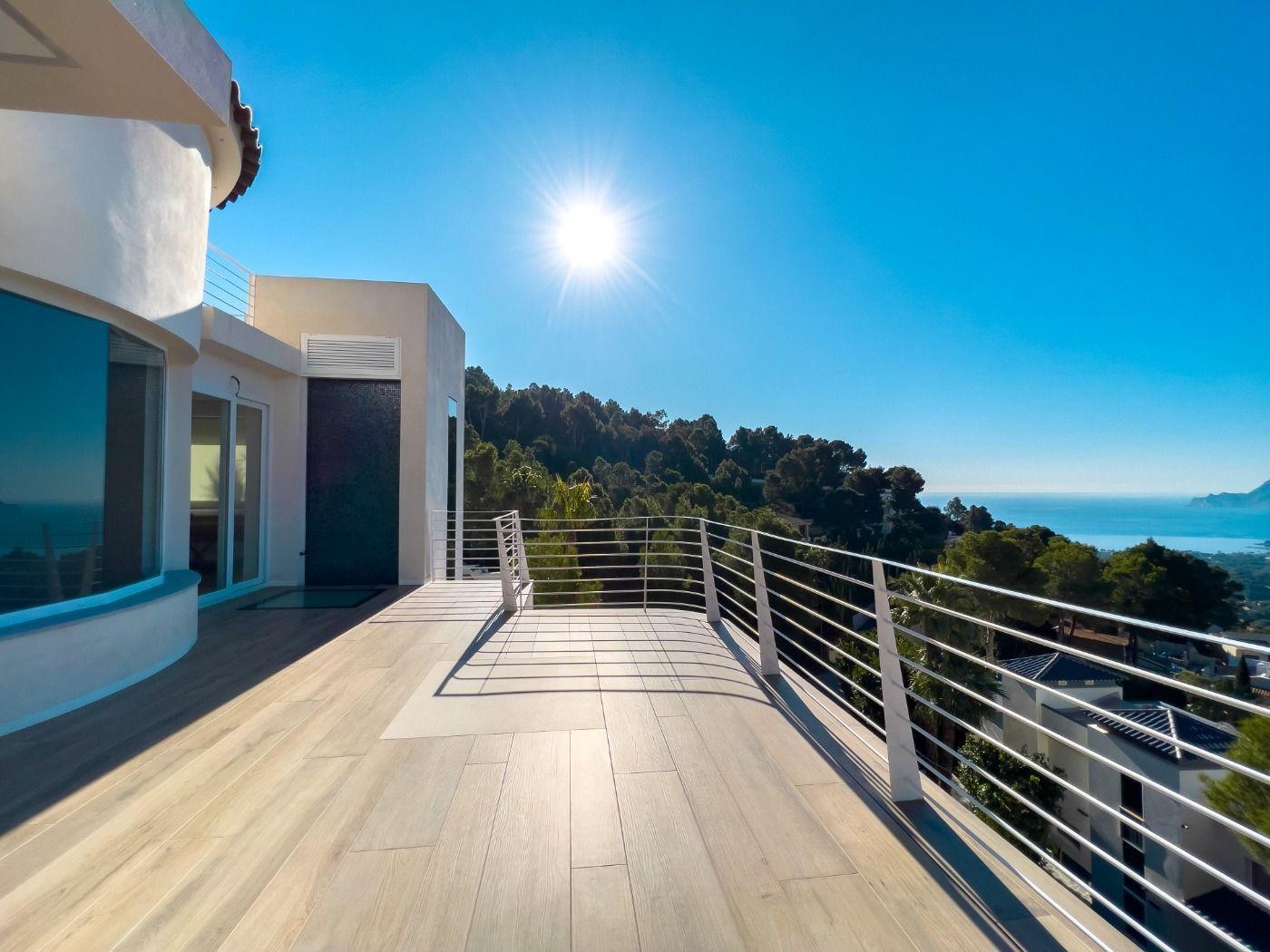 1121DA - Villa moderne spacieuse avec vue spectaculaire sur la mer