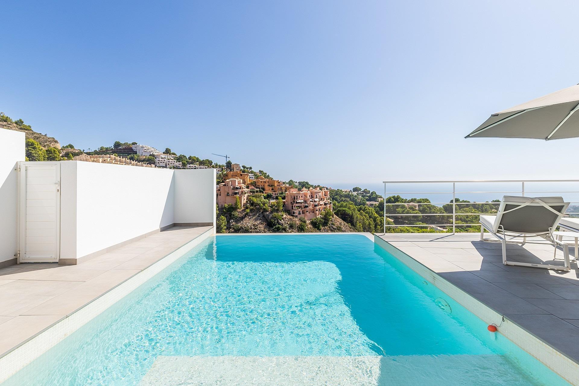 1217NS - Eine kürzlich erbaute moderne Villa mit Panoramablick auf die Küste von Altea und die Berge