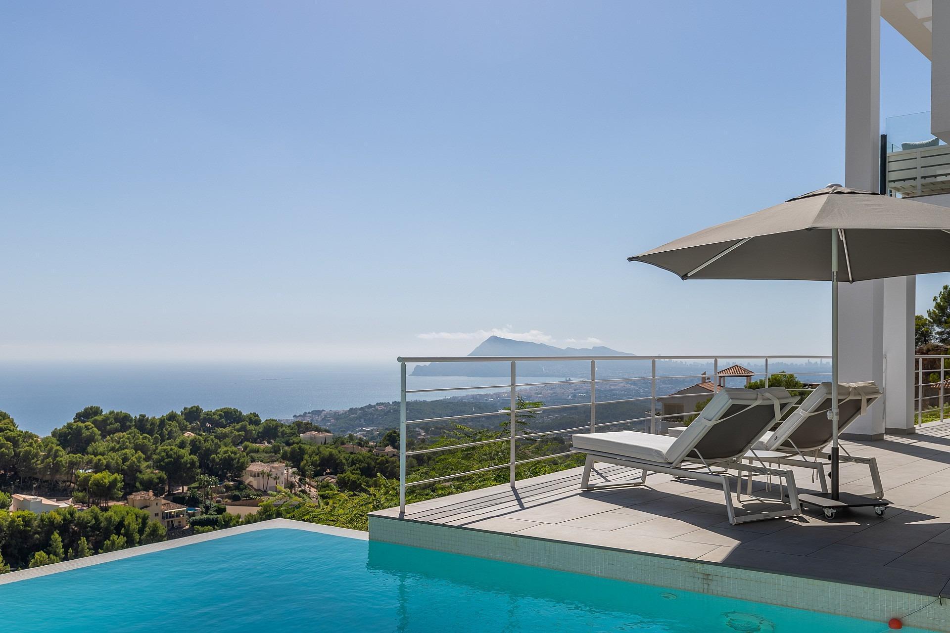 1217NS - Eine kürzlich erbaute moderne Villa mit Panoramablick auf die Küste von Altea und die Berge