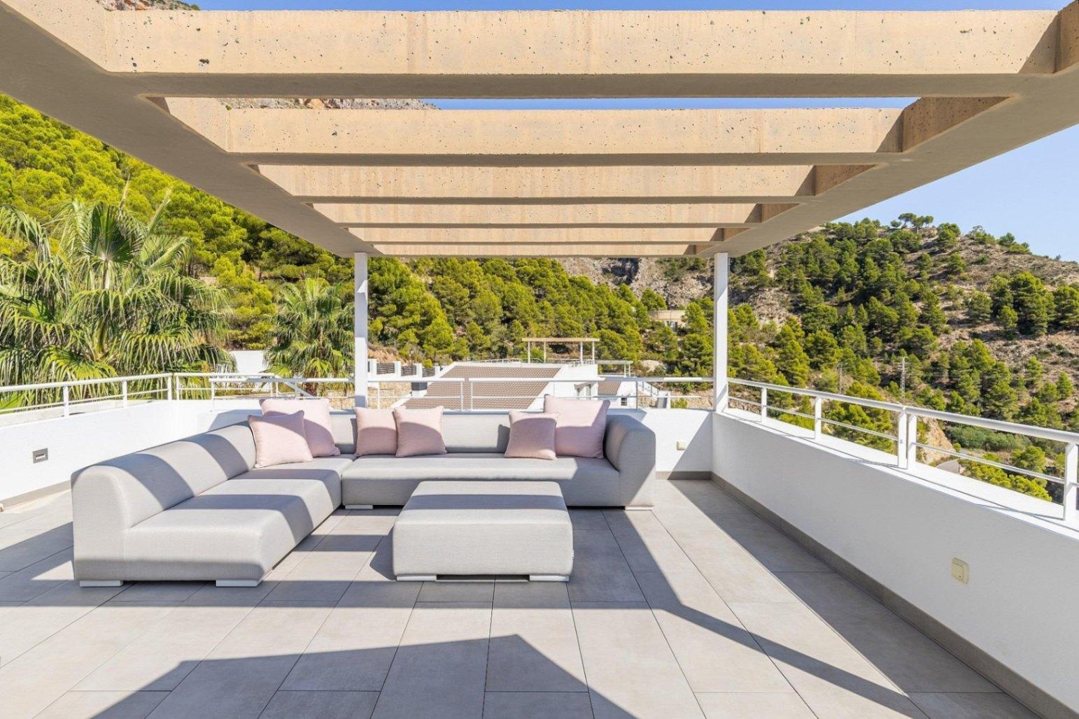 1217NS - Eine kürzlich erbaute moderne Villa mit Panoramablick auf die Küste von Altea und die Berge