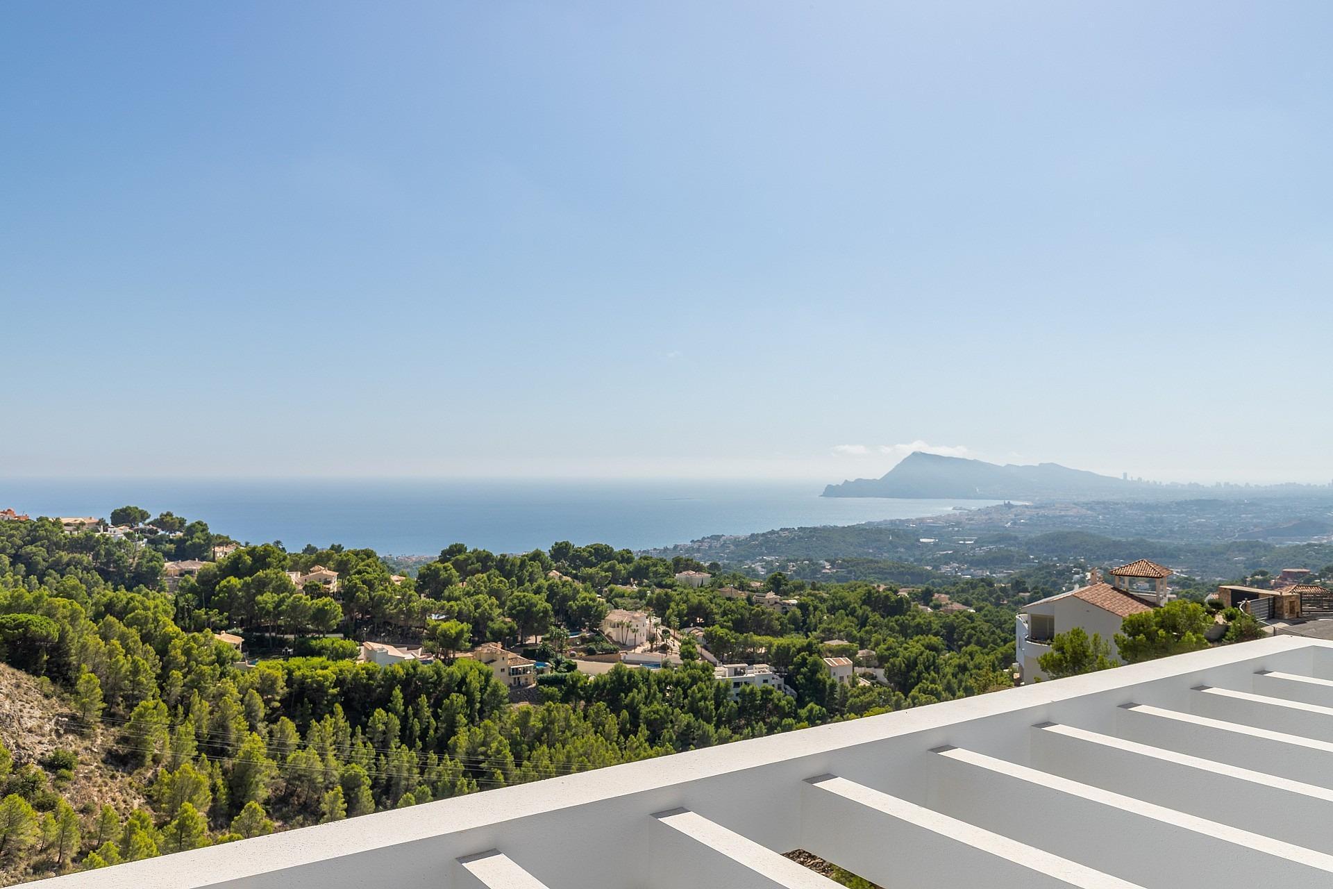 1217NS - Eine kürzlich erbaute moderne Villa mit Panoramablick auf die Küste von Altea und die Berge