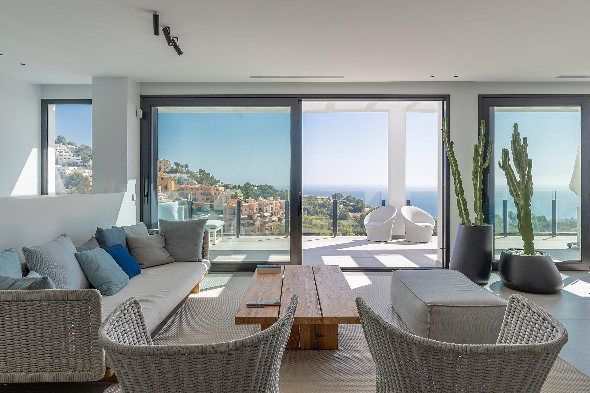 1217NS - Eine kürzlich erbaute moderne Villa mit Panoramablick auf die Küste von Altea und die Berge