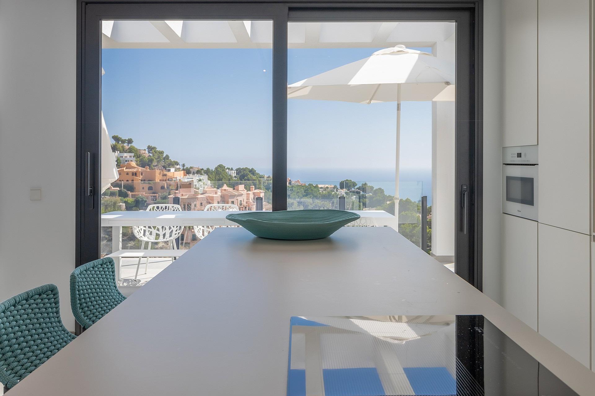 1217NS - Eine kürzlich erbaute moderne Villa mit Panoramablick auf die Küste von Altea und die Berge