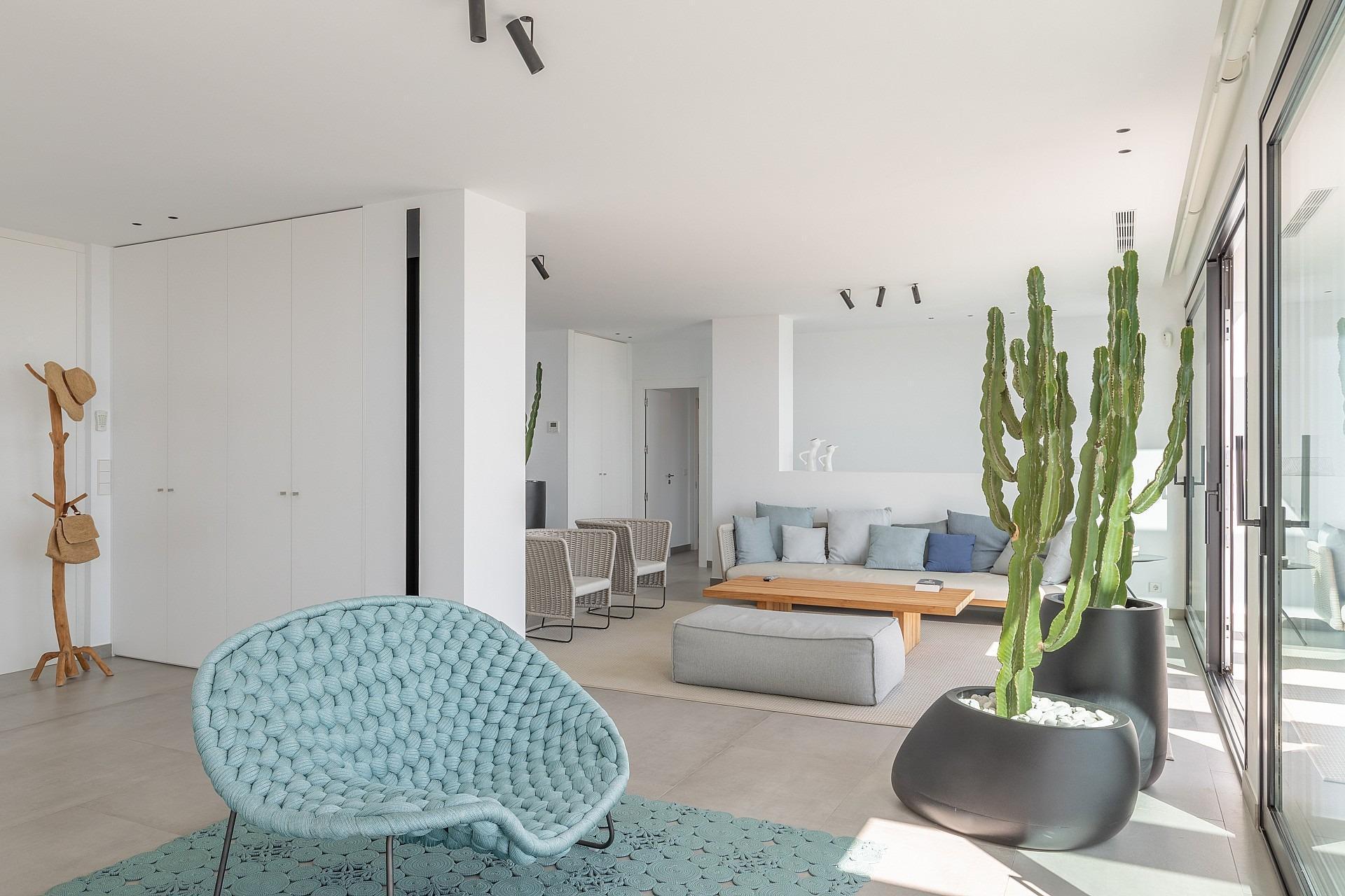 1217NS - Eine kürzlich erbaute moderne Villa mit Panoramablick auf die Küste von Altea und die Berge