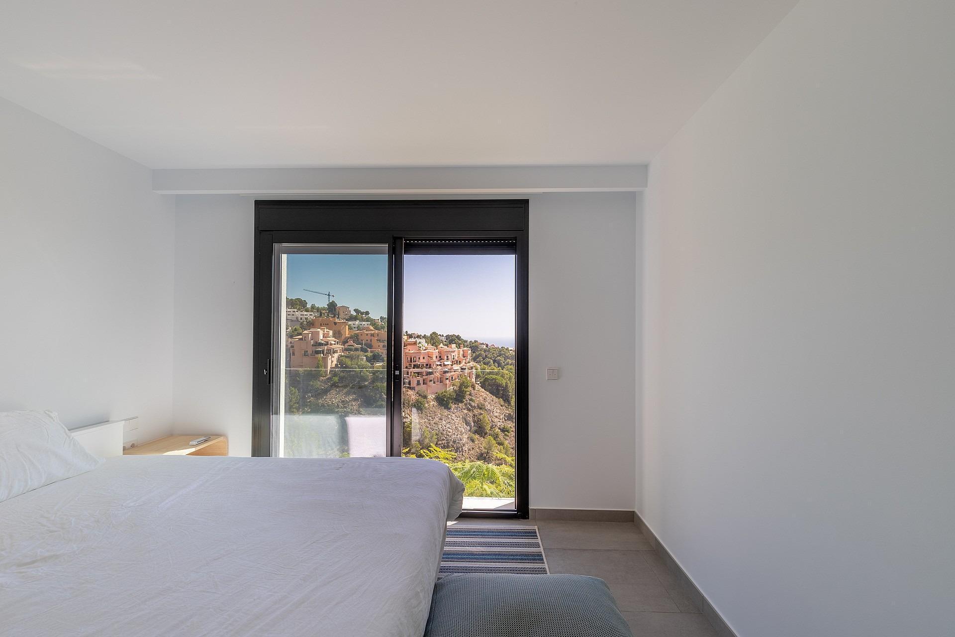 1217NS - Eine kürzlich erbaute moderne Villa mit Panoramablick auf die Küste von Altea und die Berge
