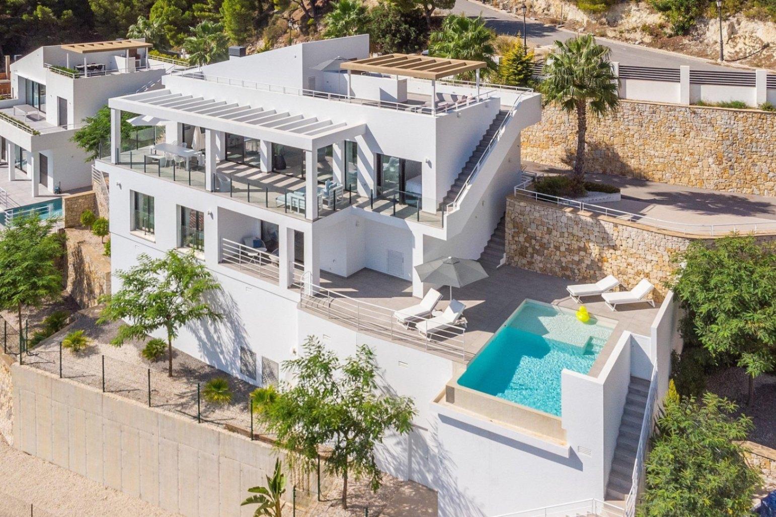 1217NS - Eine kürzlich erbaute moderne Villa mit Panoramablick auf die Küste von Altea und die Berge