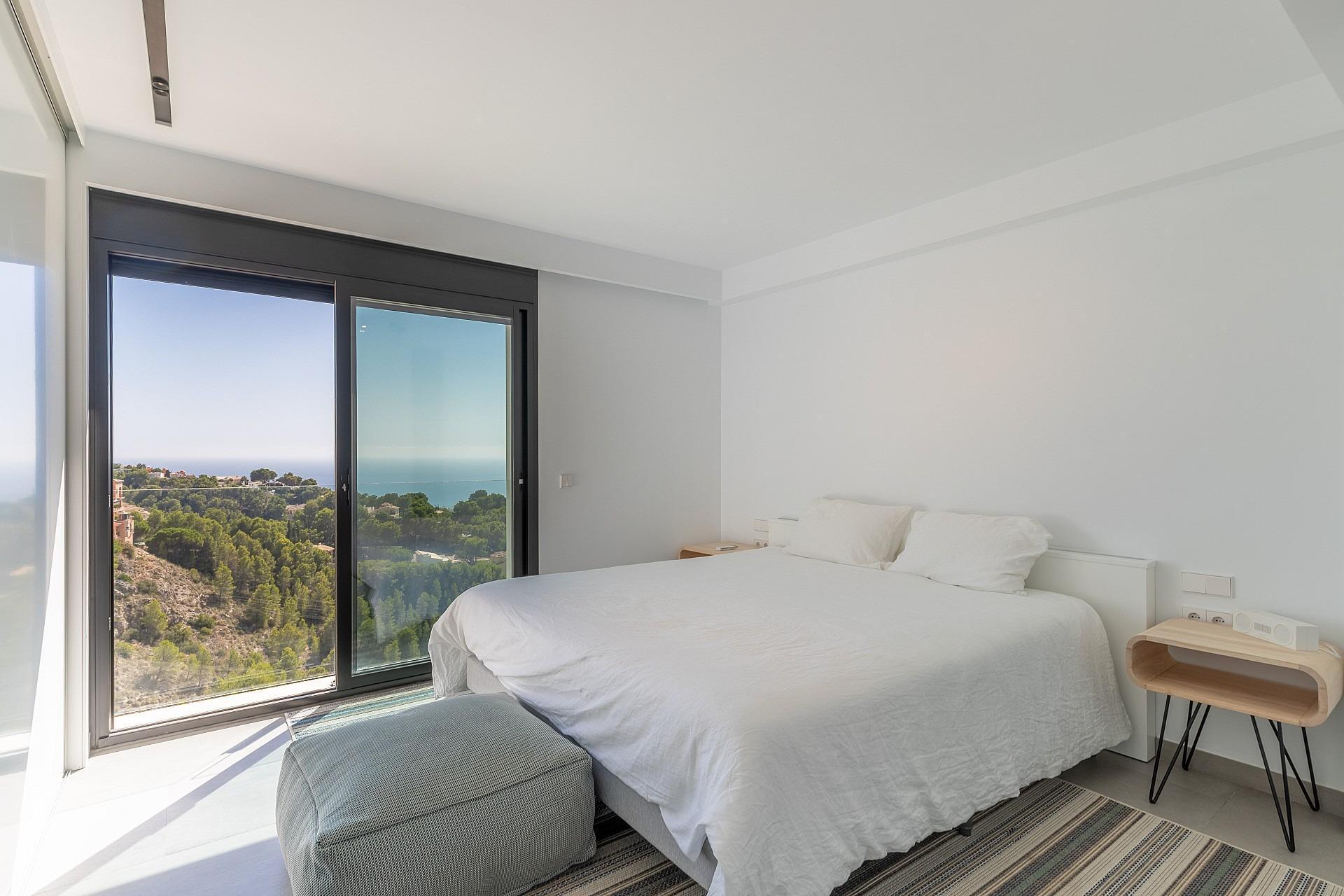 1217NS - Eine kürzlich erbaute moderne Villa mit Panoramablick auf die Küste von Altea und die Berge