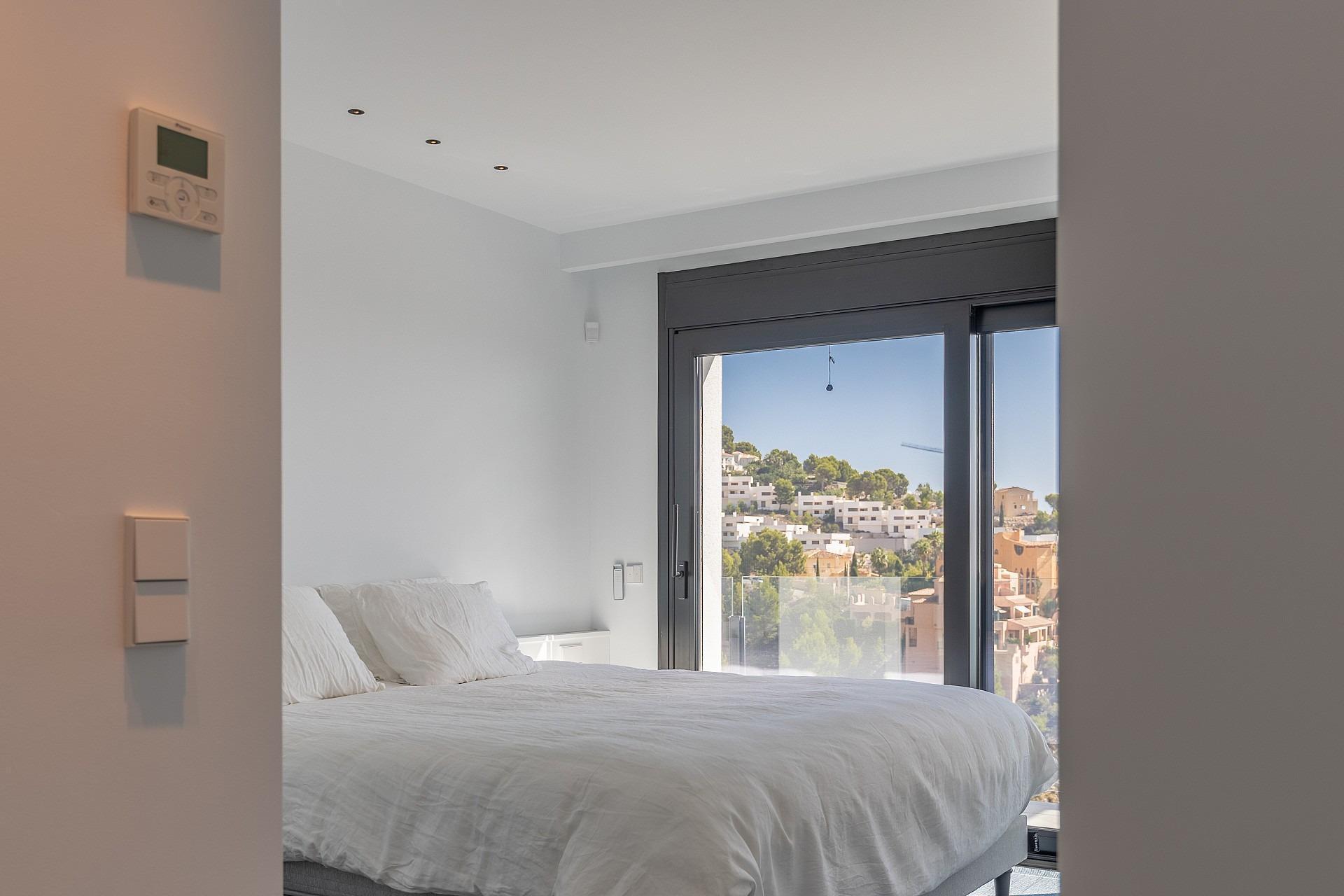 1217NS - Eine kürzlich erbaute moderne Villa mit Panoramablick auf die Küste von Altea und die Berge