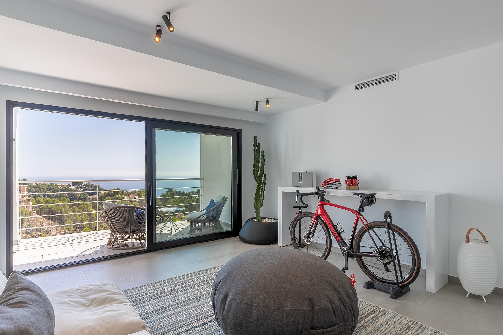 1217NS - Eine kürzlich erbaute moderne Villa mit Panoramablick auf die Küste von Altea und die Berge