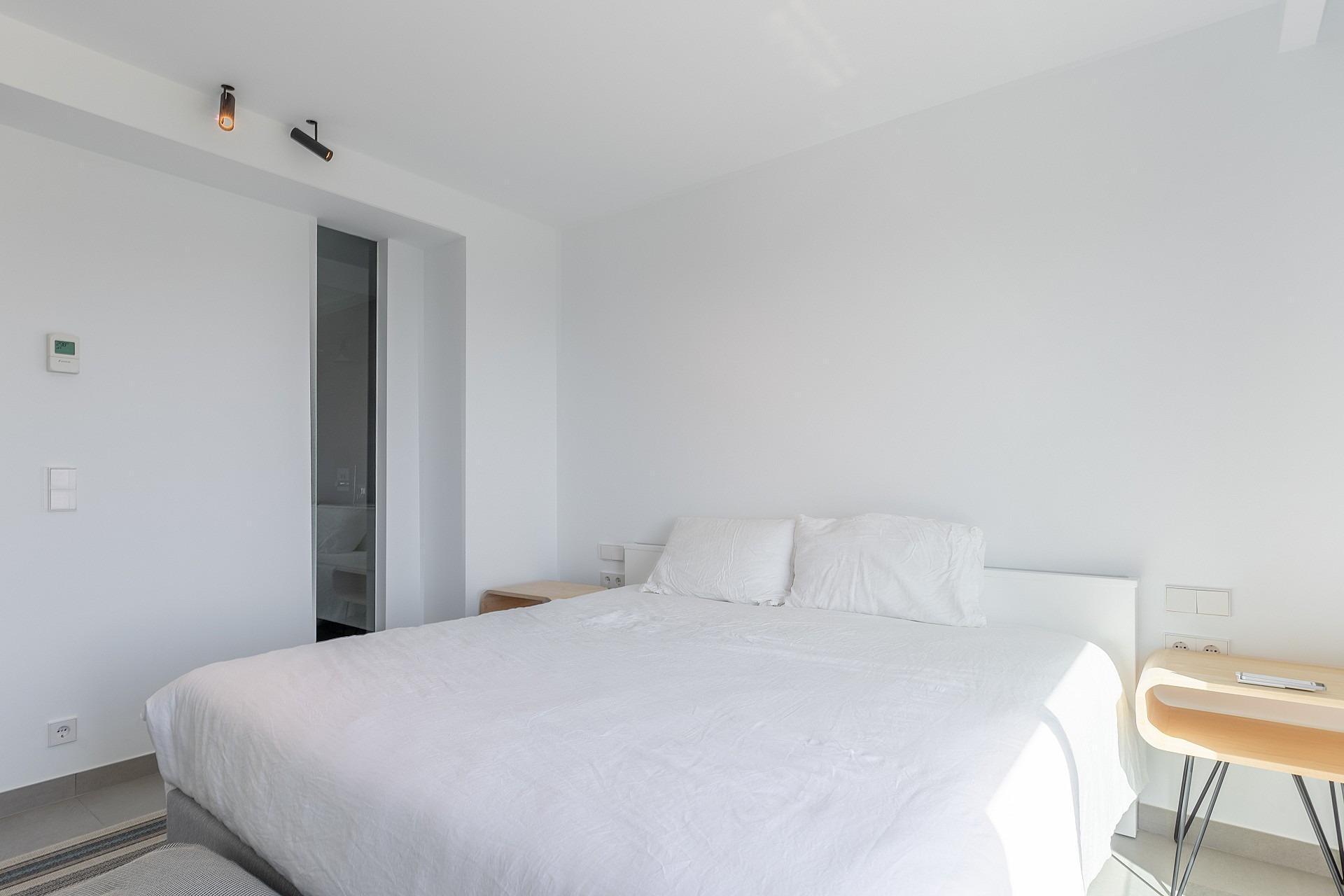 1217NS - Eine kürzlich erbaute moderne Villa mit Panoramablick auf die Küste von Altea und die Berge