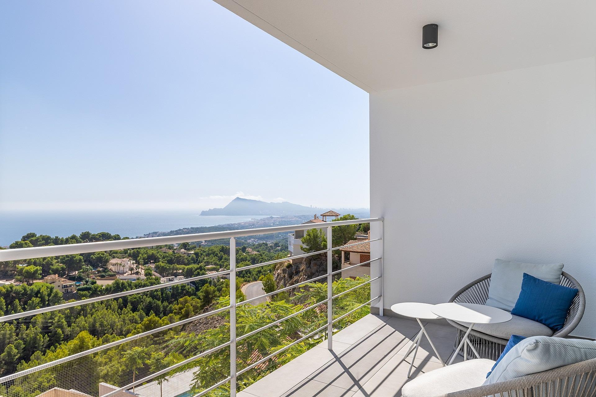 1217NS - Eine kürzlich erbaute moderne Villa mit Panoramablick auf die Küste von Altea und die Berge