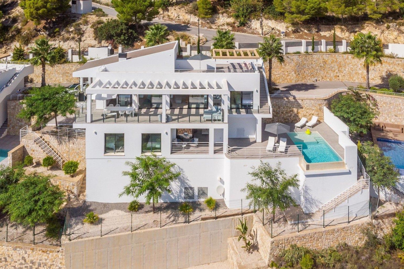 1217NS - Eine kürzlich erbaute moderne Villa mit Panoramablick auf die Küste von Altea und die Berge