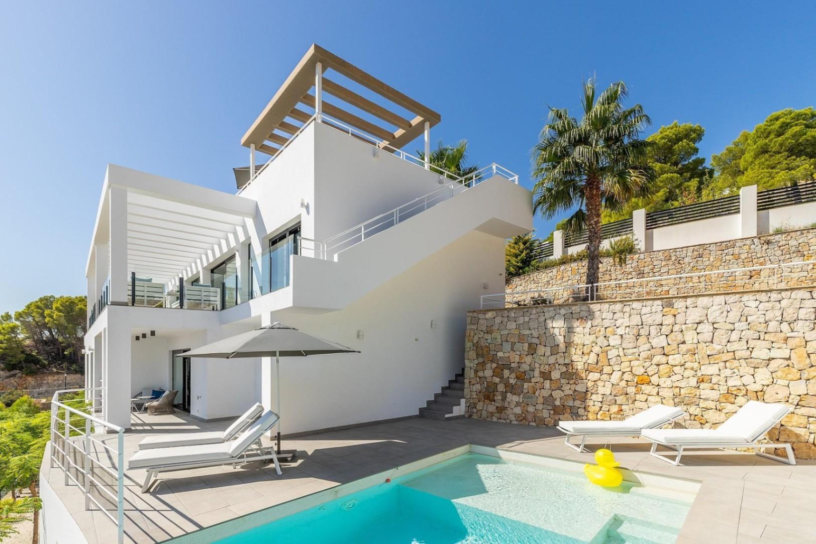 1217NS - Eine kürzlich erbaute moderne Villa mit Panoramablick auf die Küste von Altea und die Berge