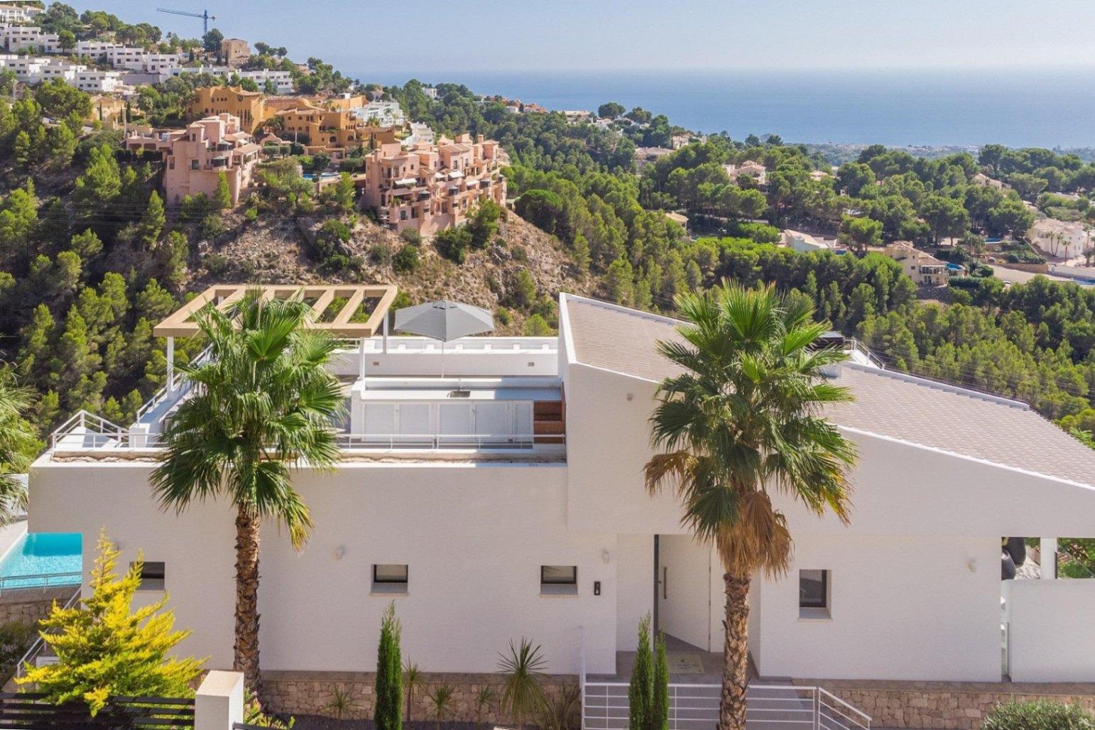 1217NS - Eine kürzlich erbaute moderne Villa mit Panoramablick auf die Küste von Altea und die Berge