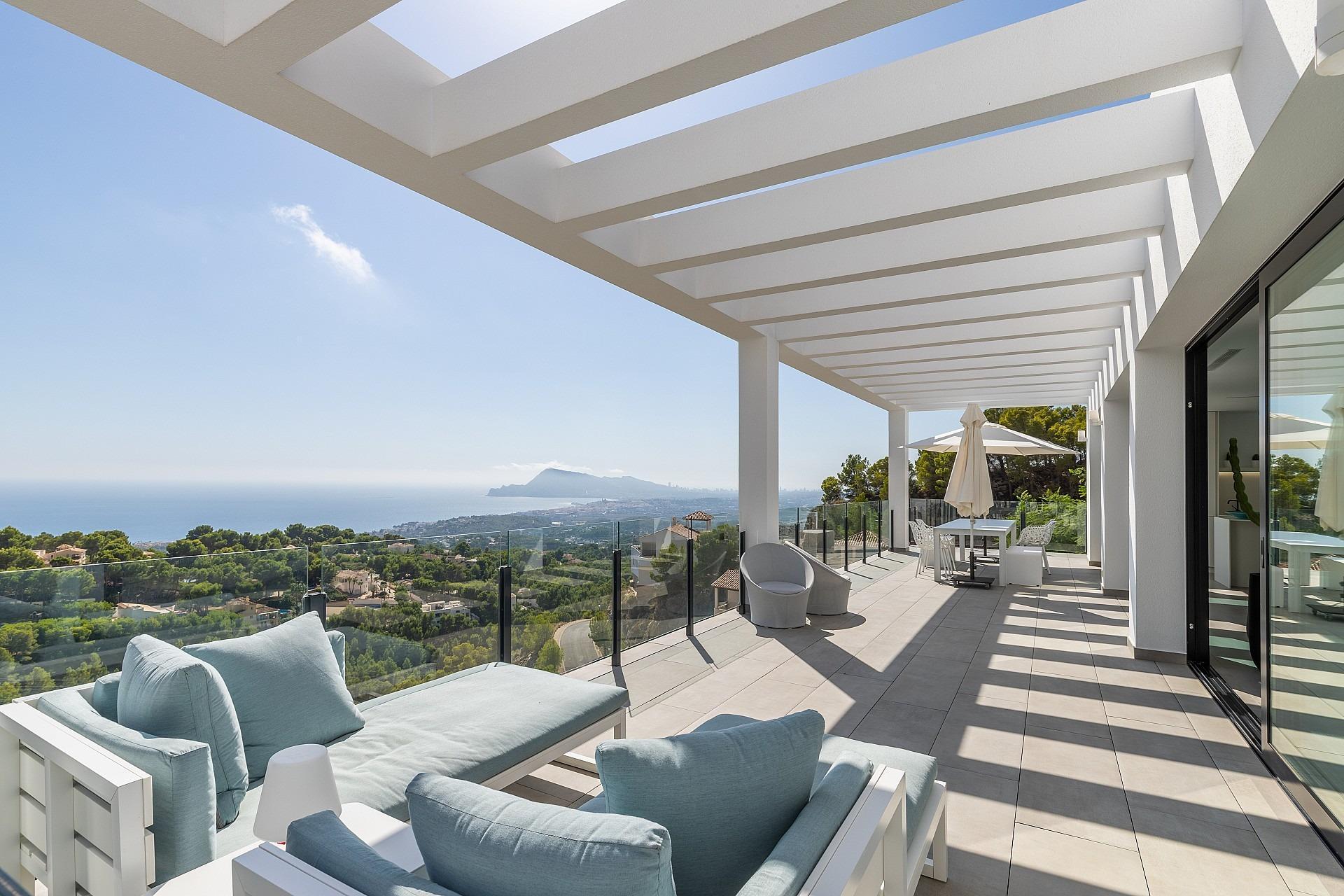 1217NS - Eine kürzlich erbaute moderne Villa mit Panoramablick auf die Küste von Altea und die Berge