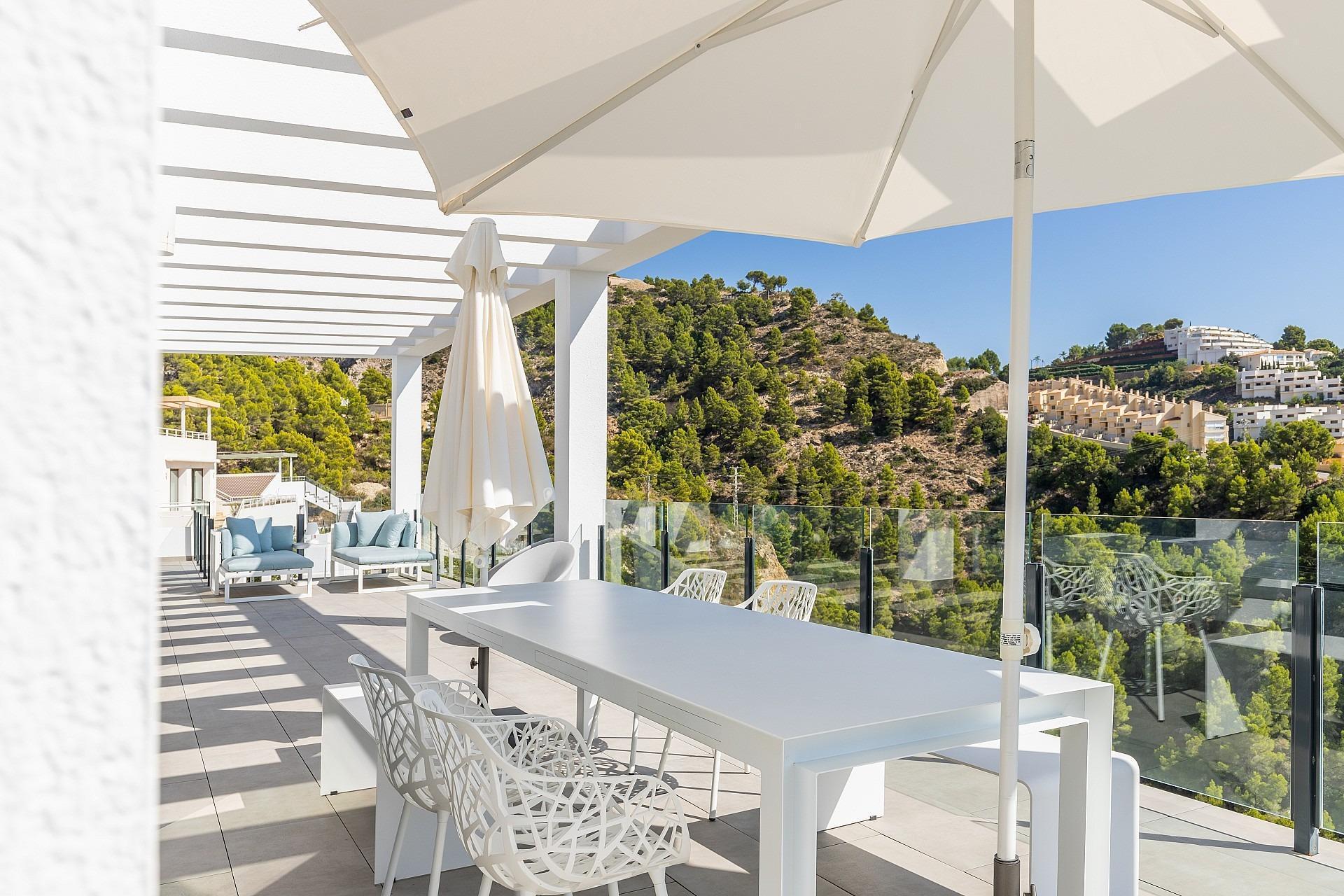 1217NS - Eine kürzlich erbaute moderne Villa mit Panoramablick auf die Küste von Altea und die Berge