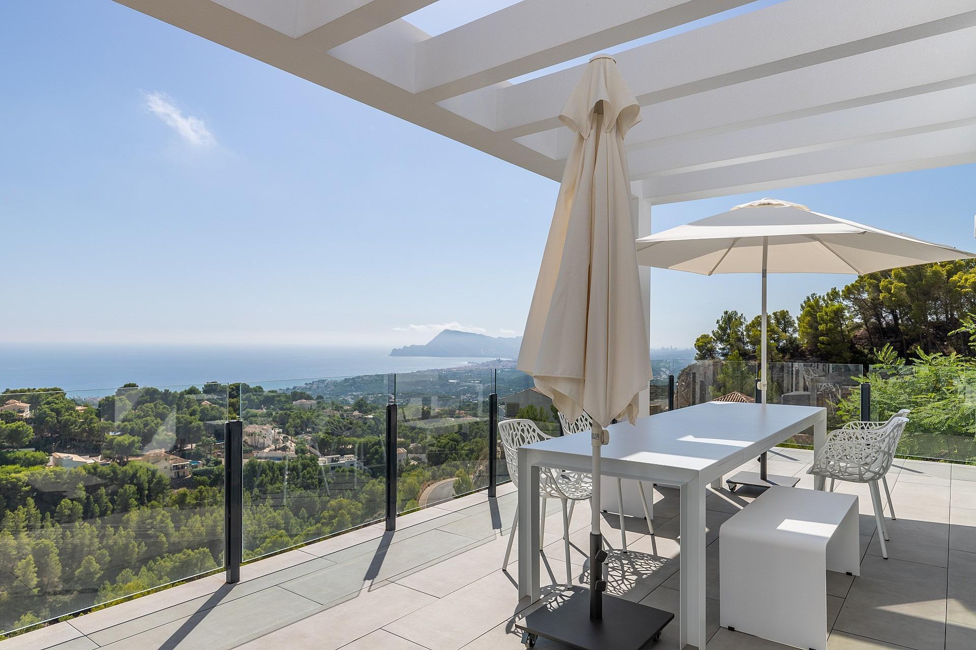 1217NS - Eine kürzlich erbaute moderne Villa mit Panoramablick auf die Küste von Altea und die Berge