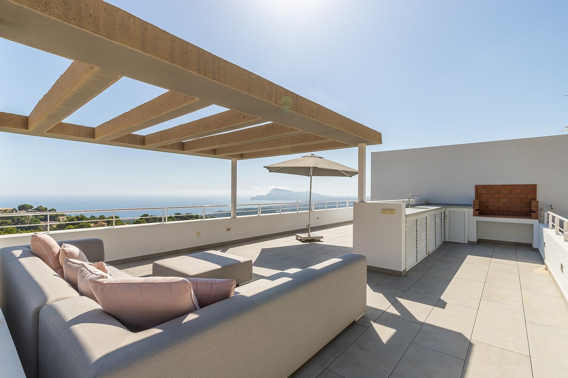 1217NS - Eine kürzlich erbaute moderne Villa mit Panoramablick auf die Küste von Altea und die Berge