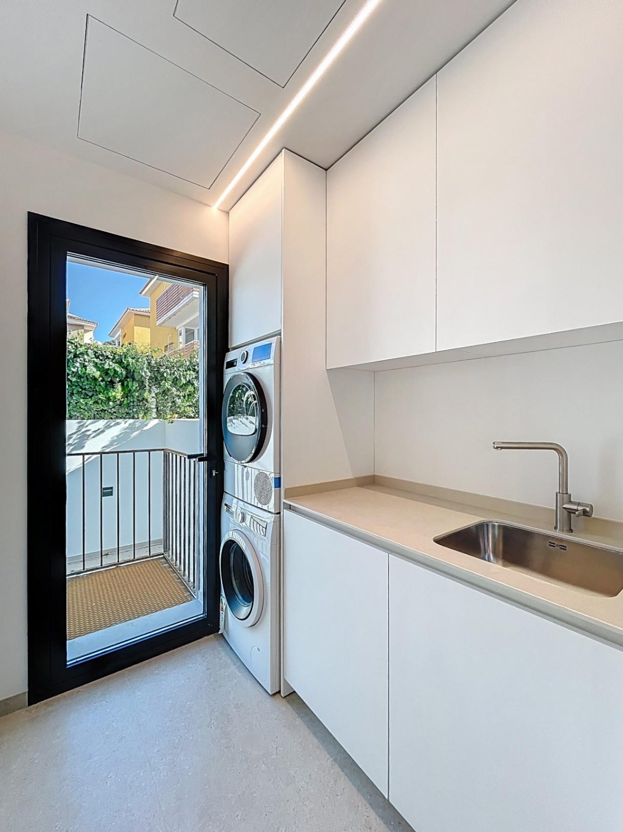 1218DR - Beautiful modern contemporary villa situated on a short distance to the coast and centre of Albir