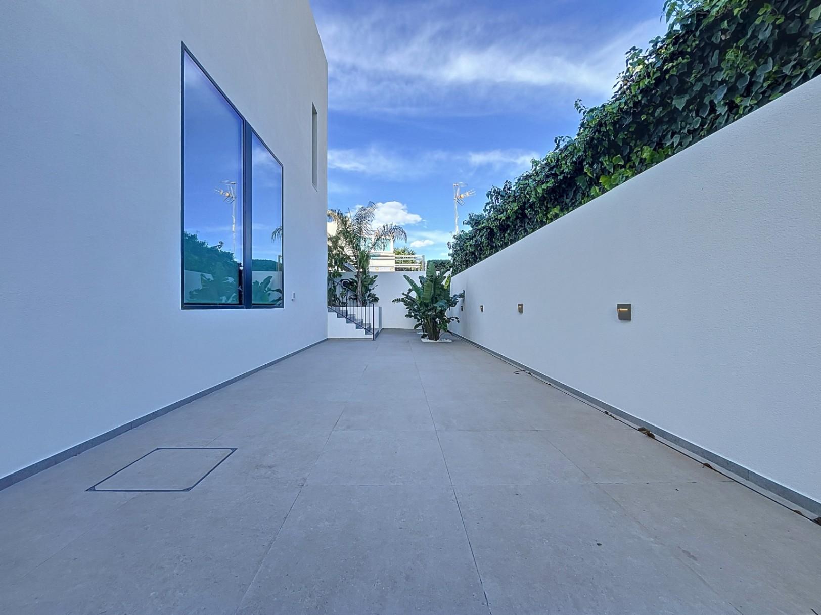 1218DR - Beautiful modern contemporary villa situated on a short distance to the coast and centre of Albir