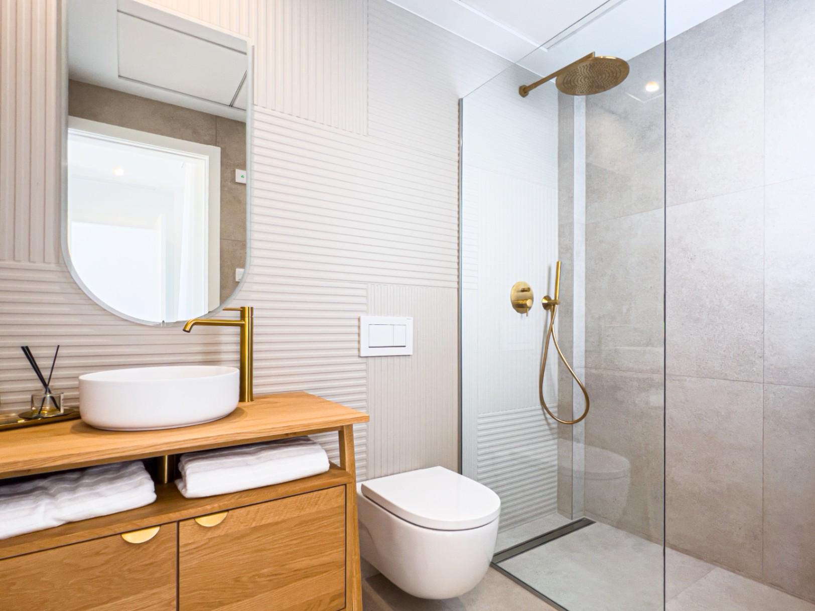 1233DA - Nouvelle villa contemporaine avec piscine à débordement à Polop – première de 46 achevées