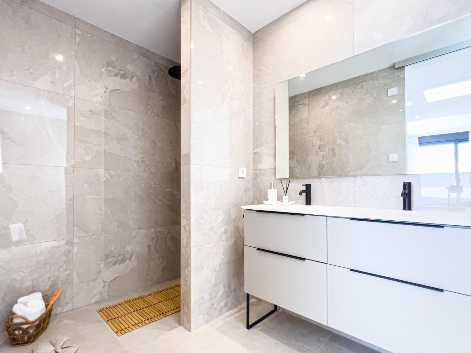 1233DA - Nouvelle villa contemporaine avec piscine à débordement à Polop – première de 46 achevées