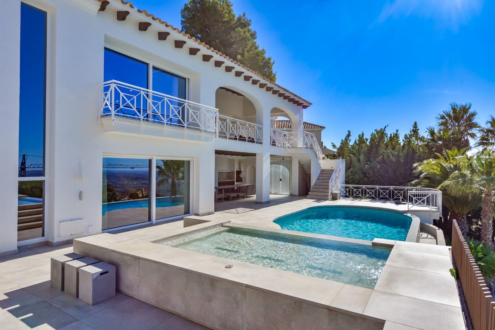 1308NS - Villa luxueuse avec une excellente vue sur la mer et un grand terrain double.