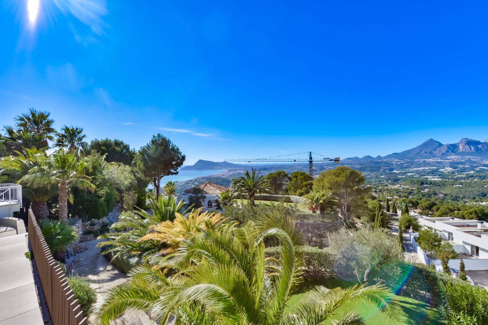 1308NS - Villa luxueuse avec une excellente vue sur la mer et un grand terrain double.
