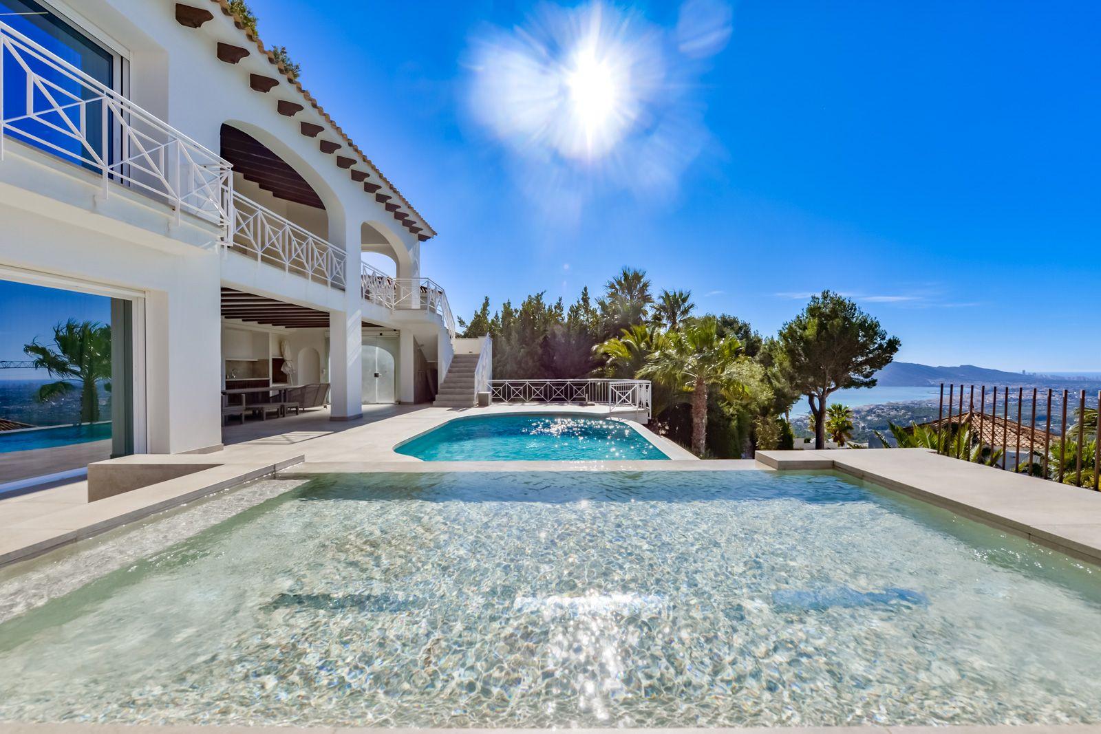 1308NS - Villa luxueuse avec une excellente vue sur la mer et un grand terrain double.