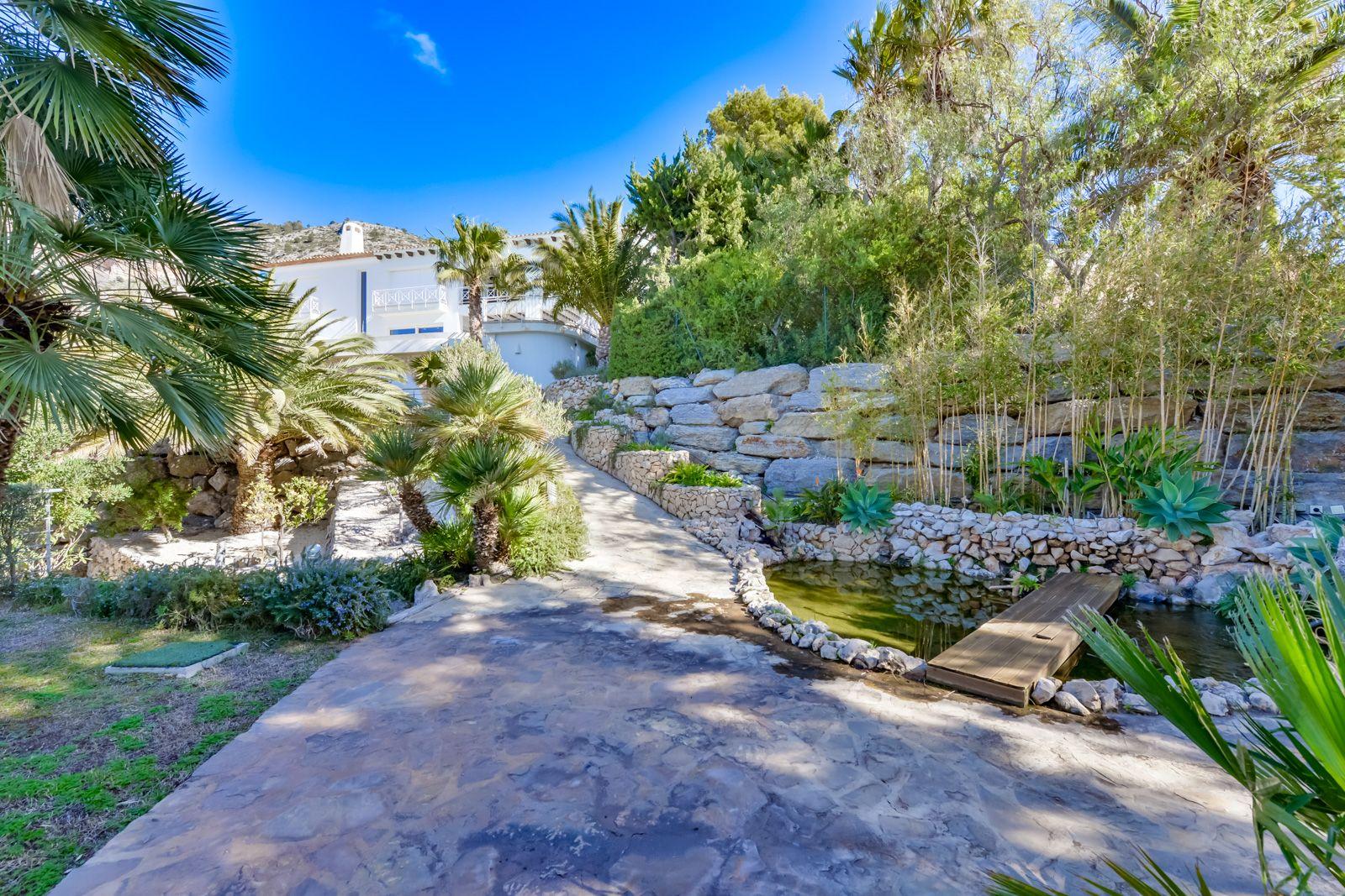 1308NS - Villa luxueuse avec une excellente vue sur la mer et un grand terrain double.