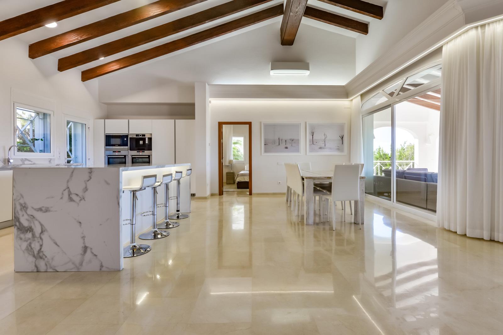 1308NS - Villa luxueuse avec une excellente vue sur la mer et un grand terrain double.