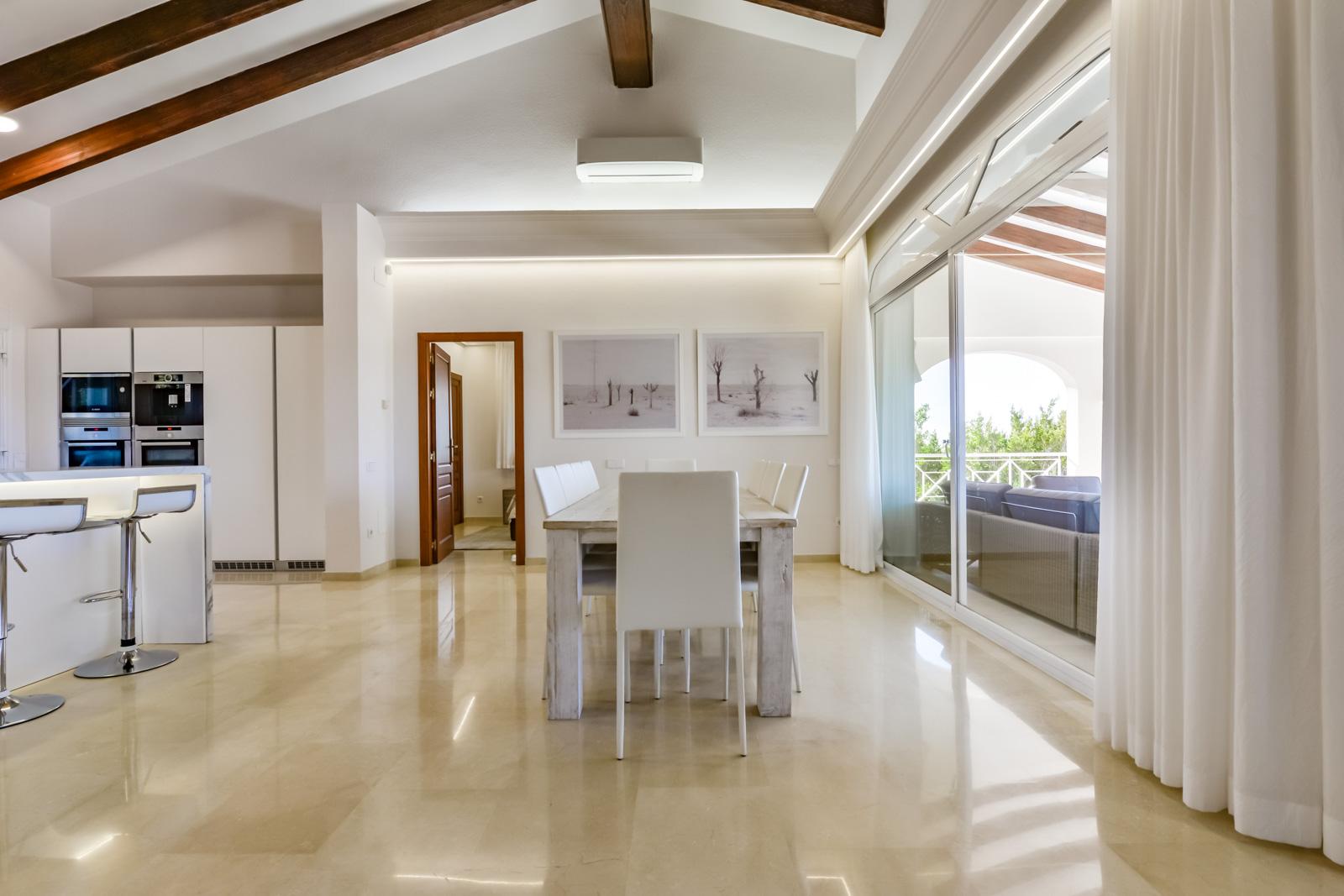 1308NS - Villa luxueuse avec une excellente vue sur la mer et un grand terrain double.
