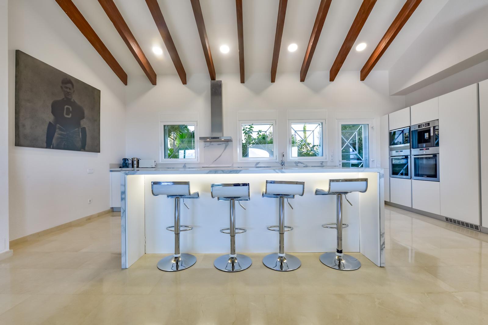 1308NS - Villa luxueuse avec une excellente vue sur la mer et un grand terrain double.