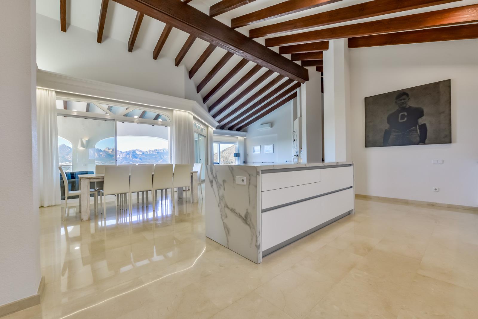 1308NS - Villa luxueuse avec une excellente vue sur la mer et un grand terrain double.