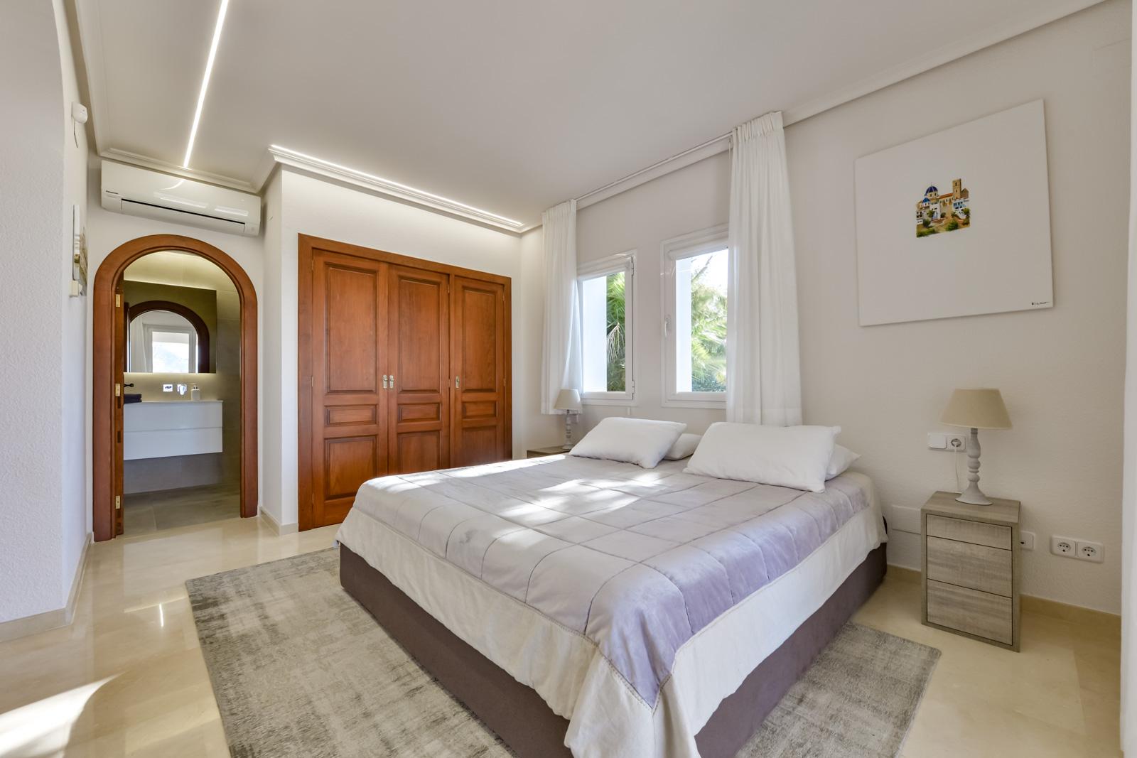 1308NS - Villa luxueuse avec une excellente vue sur la mer et un grand terrain double.