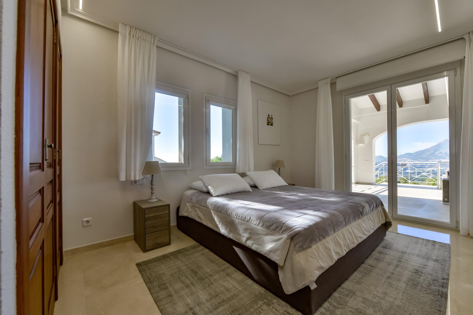 1308NS - Villa luxueuse avec une excellente vue sur la mer et un grand terrain double.
