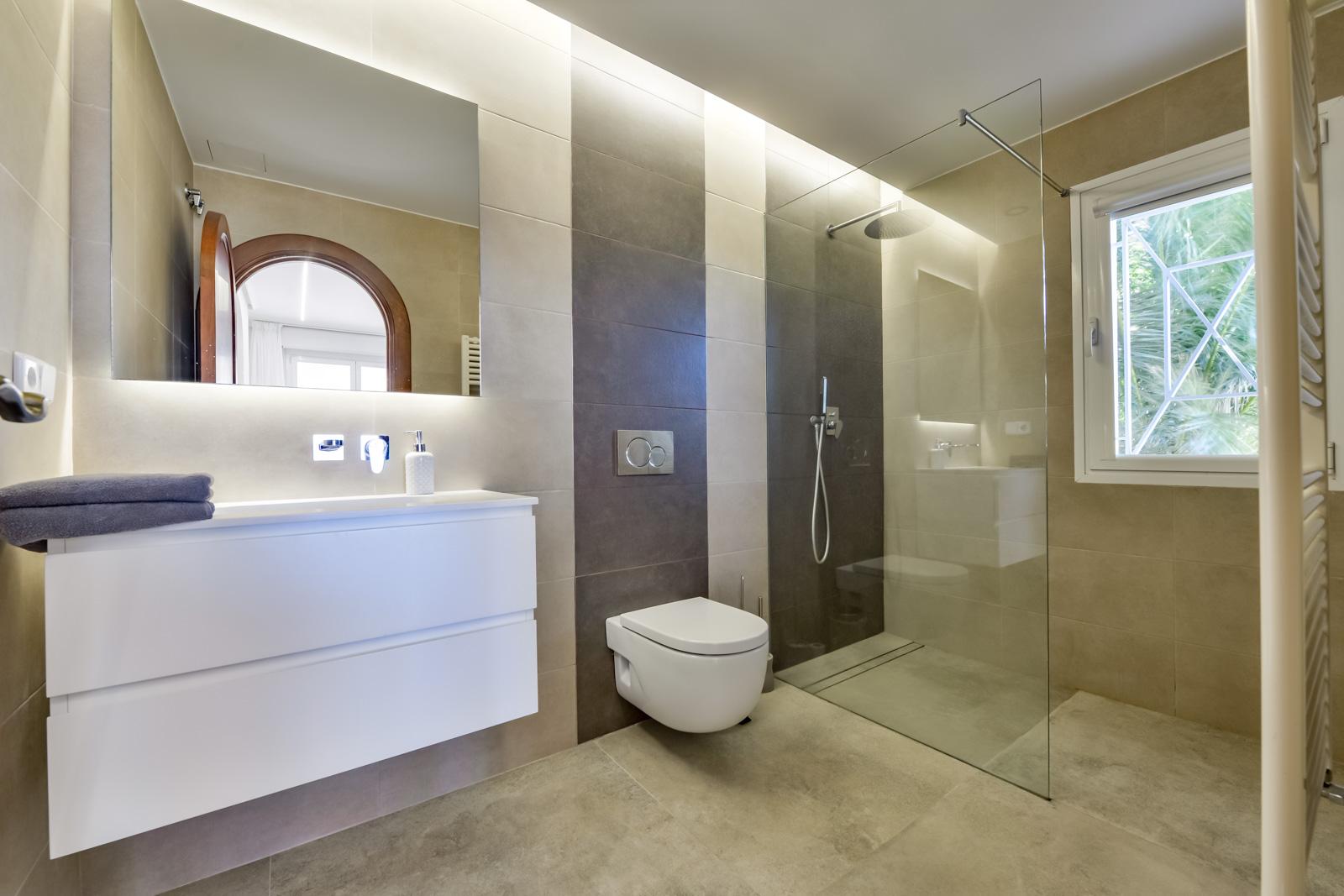 1308NS - Villa luxueuse avec une excellente vue sur la mer et un grand terrain double.