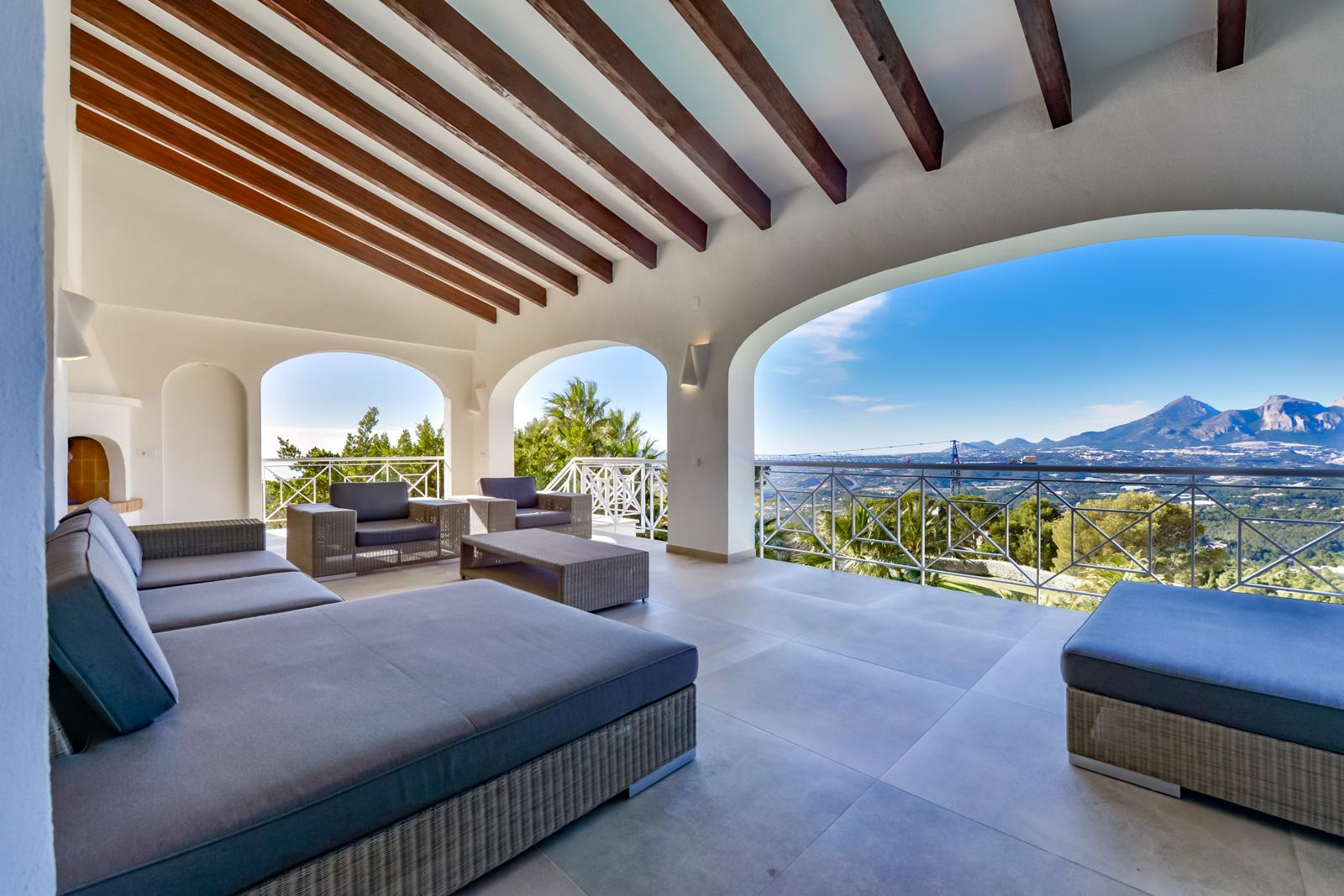 1308NS - Villa luxueuse avec une excellente vue sur la mer et un grand terrain double.