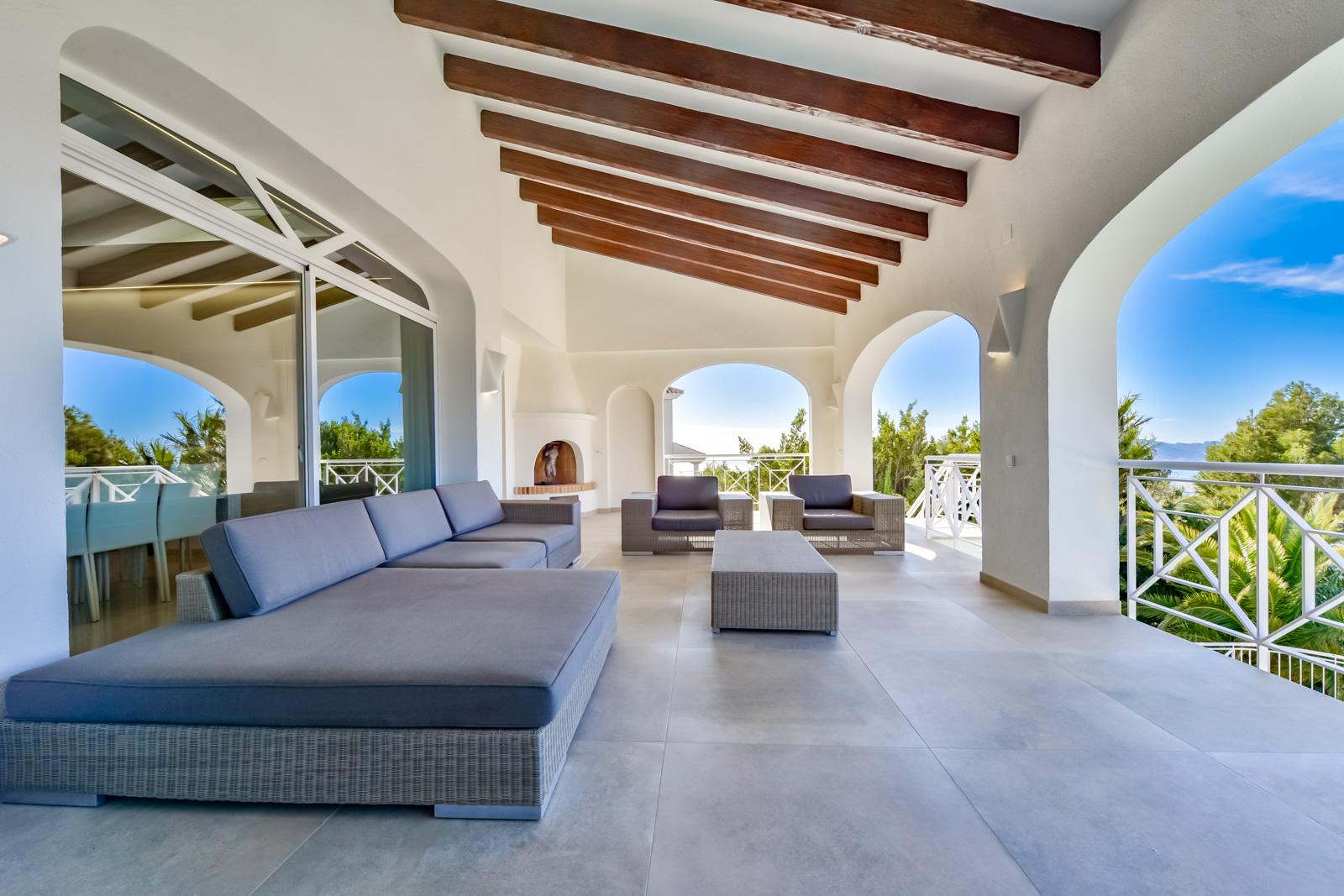 1308NS - Villa luxueuse avec une excellente vue sur la mer et un grand terrain double.
