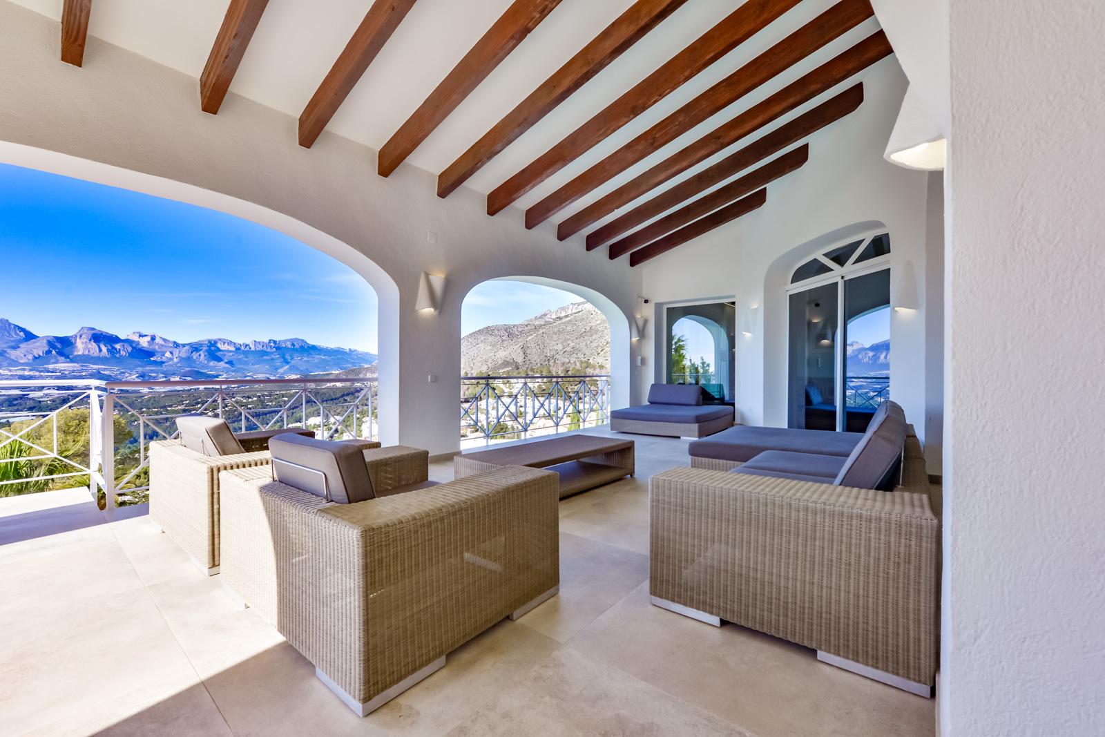1308NS - Villa luxueuse avec une excellente vue sur la mer et un grand terrain double.