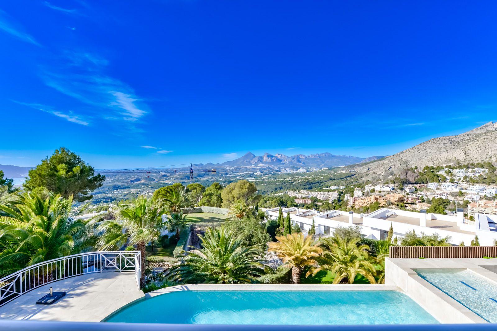 1308NS - Villa luxueuse avec une excellente vue sur la mer et un grand terrain double.