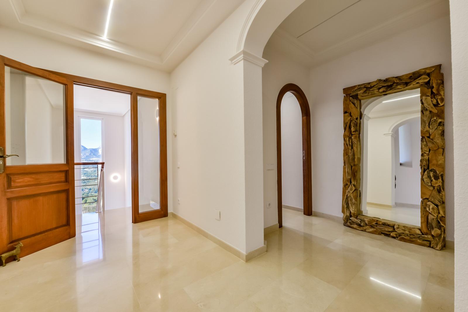 1308NS - Villa luxueuse avec une excellente vue sur la mer et un grand terrain double.