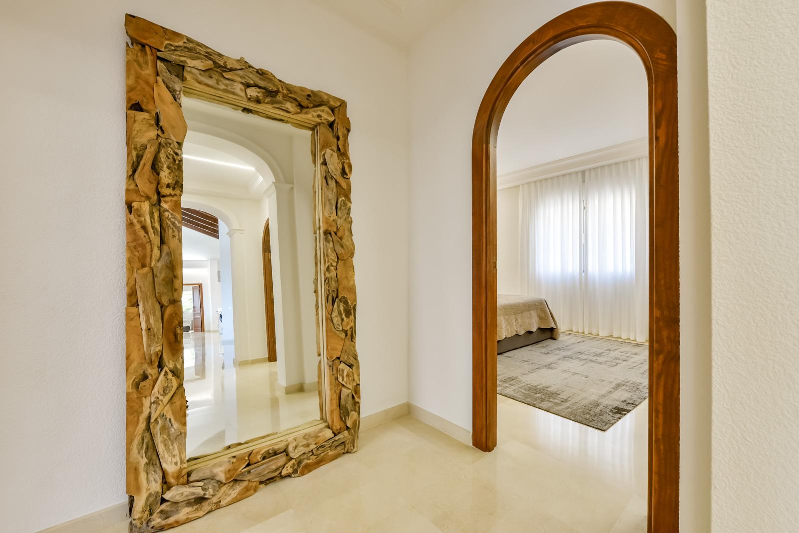 1308NS - Villa luxueuse avec une excellente vue sur la mer et un grand terrain double.