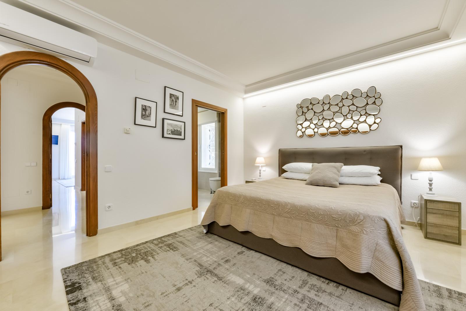 1308NS - Villa luxueuse avec une excellente vue sur la mer et un grand terrain double.