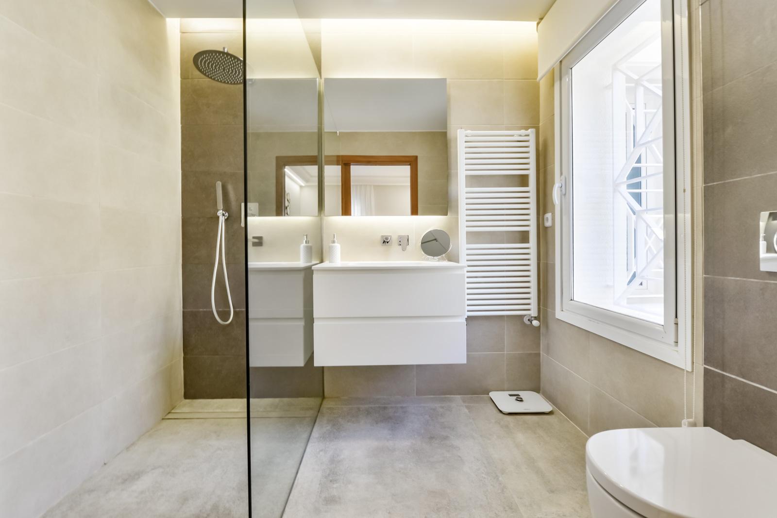 1308NS - Villa luxueuse avec une excellente vue sur la mer et un grand terrain double.