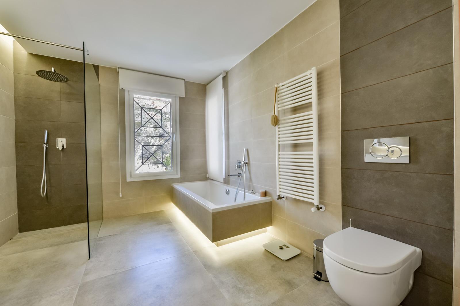 1308NS - Villa luxueuse avec une excellente vue sur la mer et un grand terrain double.