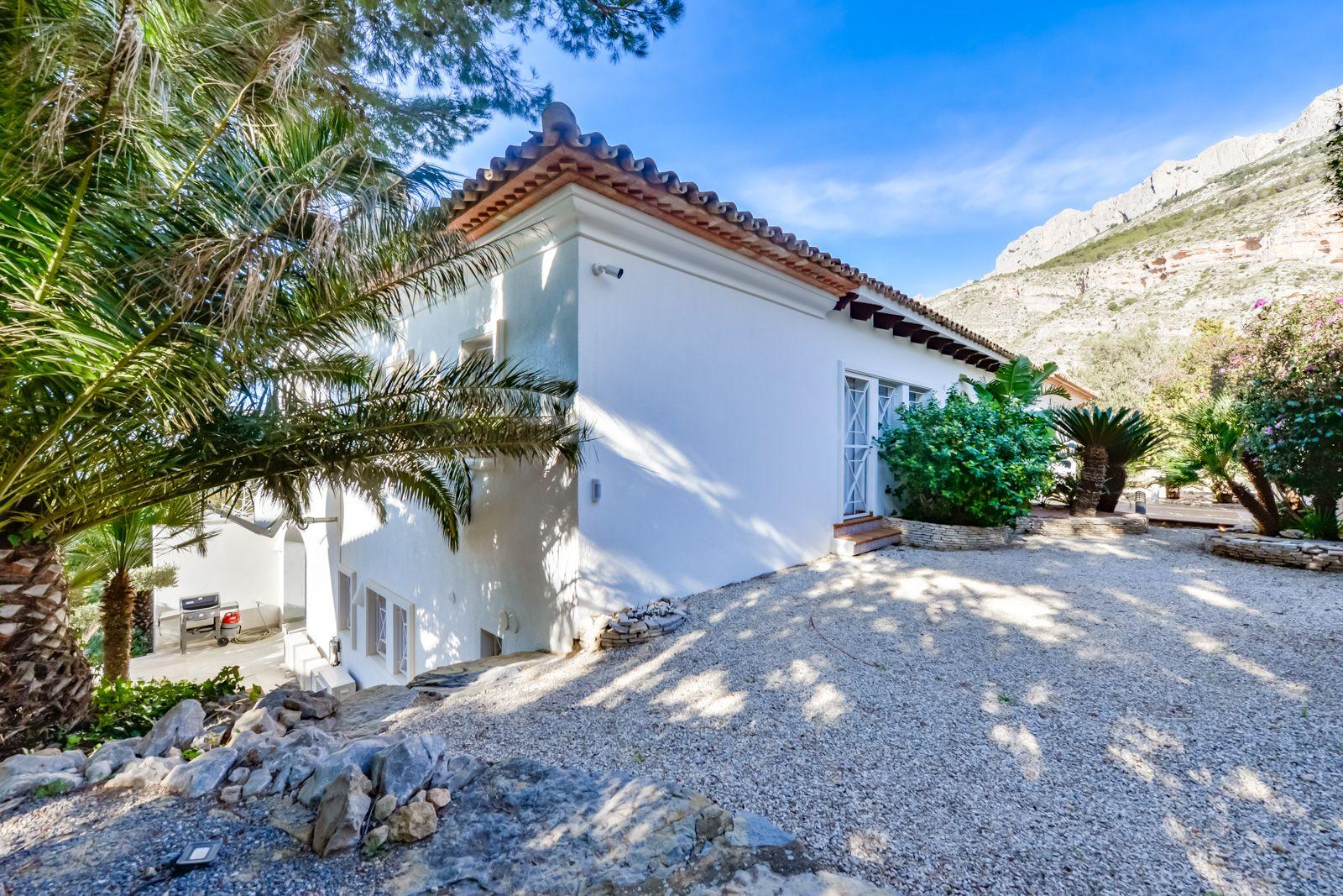 1308NS - Villa luxueuse avec une excellente vue sur la mer et un grand terrain double.