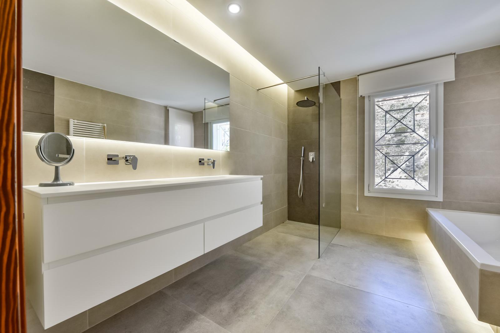 1308NS - Villa luxueuse avec une excellente vue sur la mer et un grand terrain double.