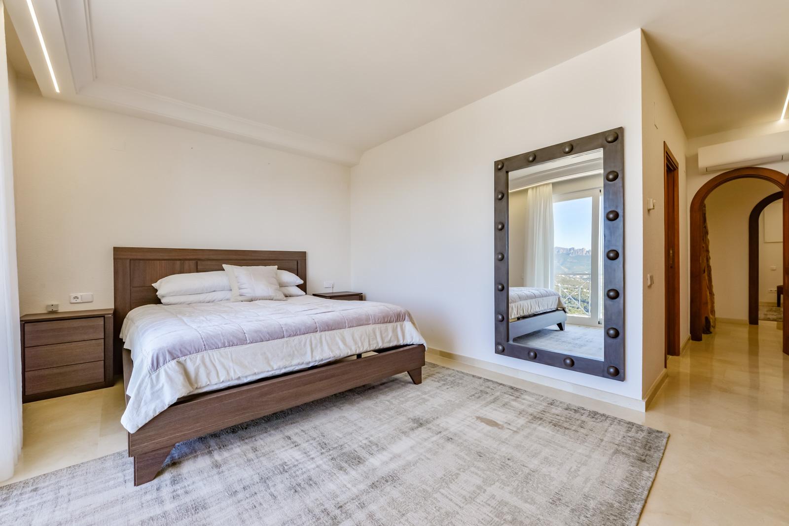 1308NS - Villa luxueuse avec une excellente vue sur la mer et un grand terrain double.